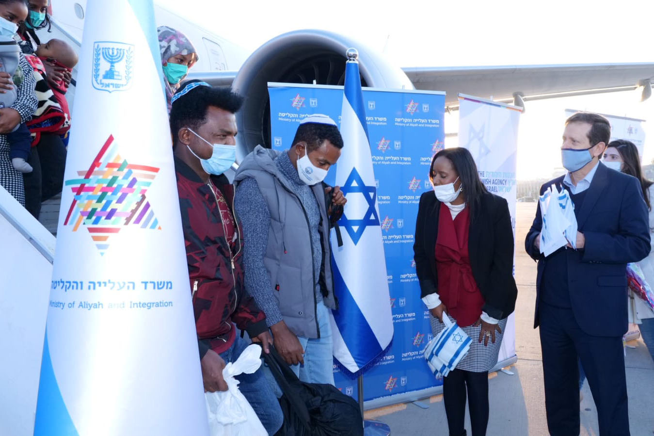שרת הקליטה פנינה תמנו-שטה מקבלת עולים מאתיופיה במטוס השמיני של מבצע העלייה 'צור ישראל' (צילום: אלה שילוב, לע&quot;מ)