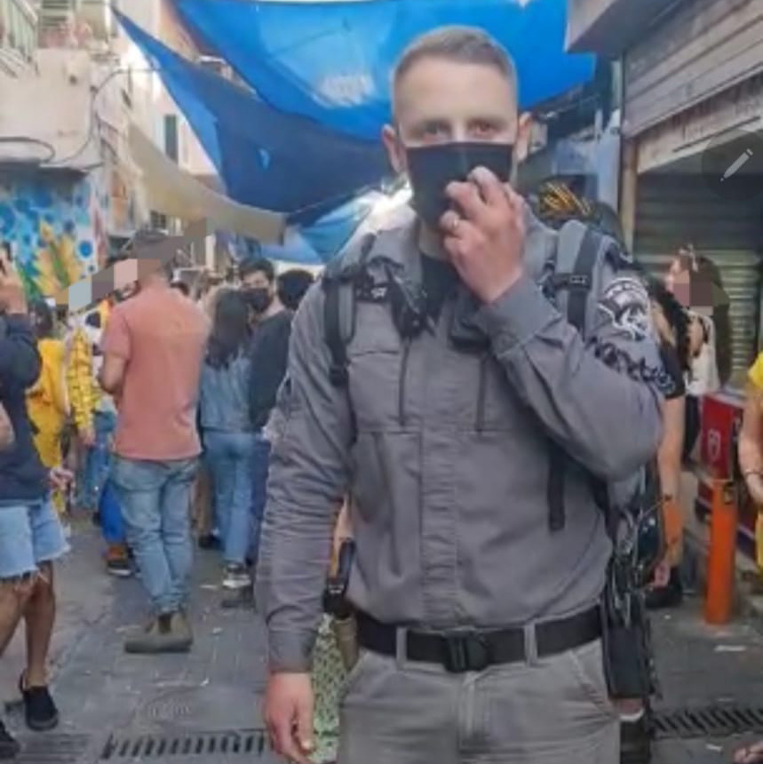 שוטרים מפזרים מסיבה במרכז תל אביב. (צילום: דוברות המשטרה)