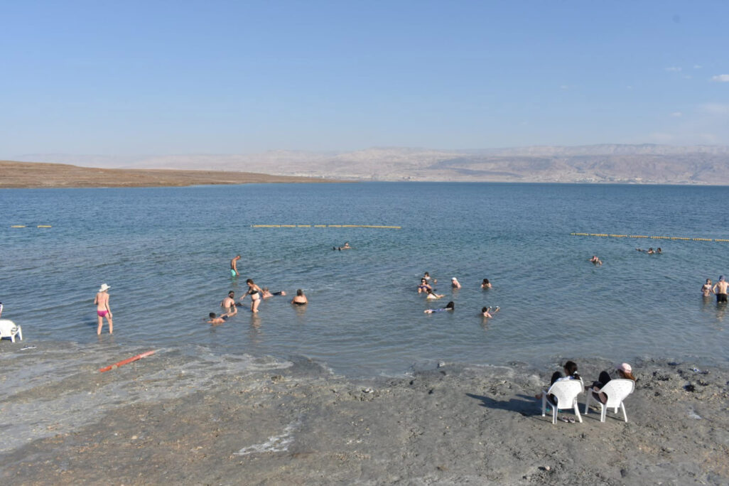 חוף קליה בים המלח. 33 מעלות באזור (צילום: אוריאל לוי)