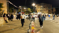 חוגגים שושן פורים ברחובות שכונת בית וגן בירושלים (צילום: דוד טברסקי)