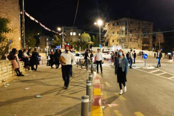 חוגגים שושן פורים ברחובות שכונת בית וגן בירושלים (צילום: דוד טברסקי)