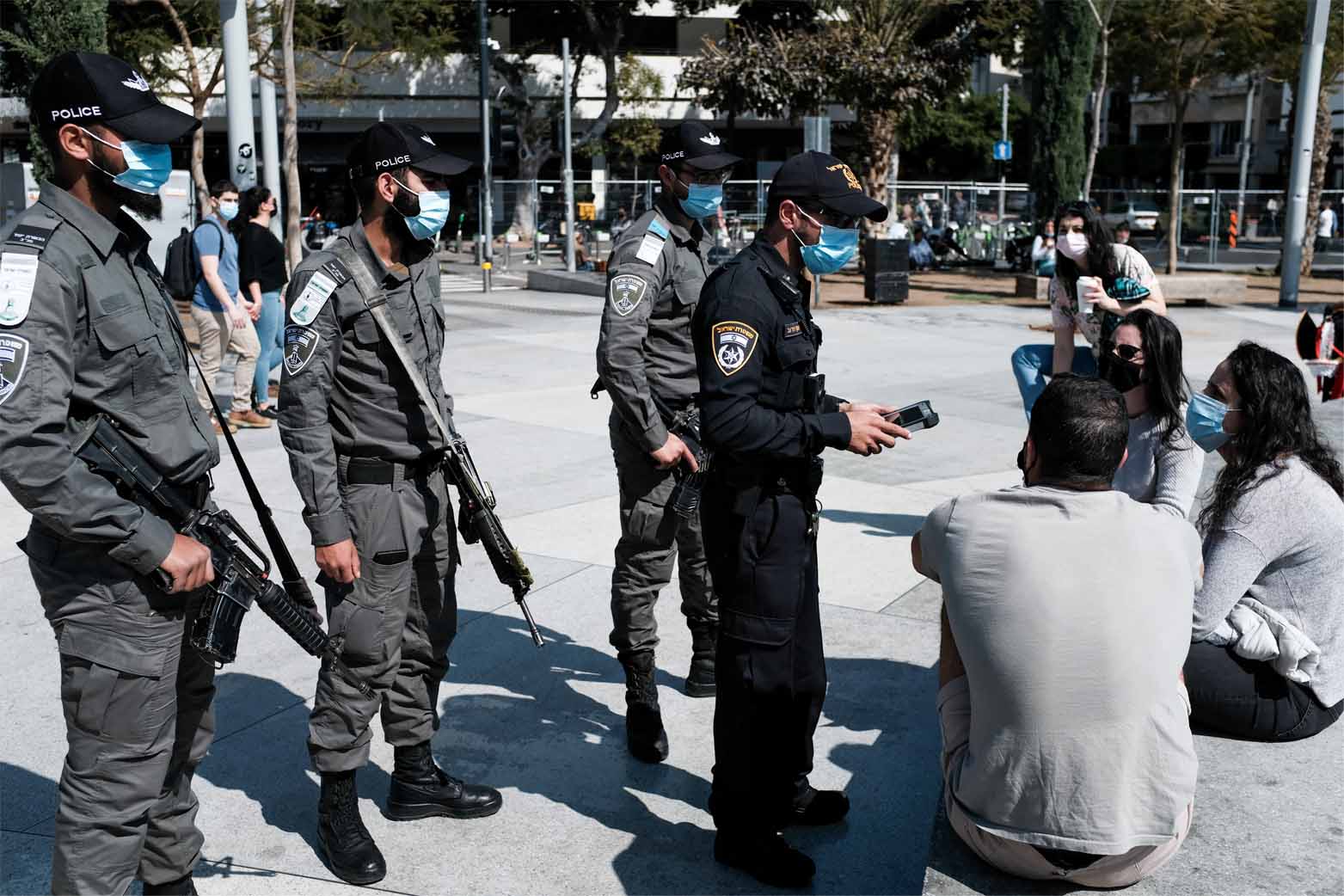 שוטרים אוכפים את איסור ההתקהלות בתל אביב (צילום: תומר ניוברג, פלאש 90)
