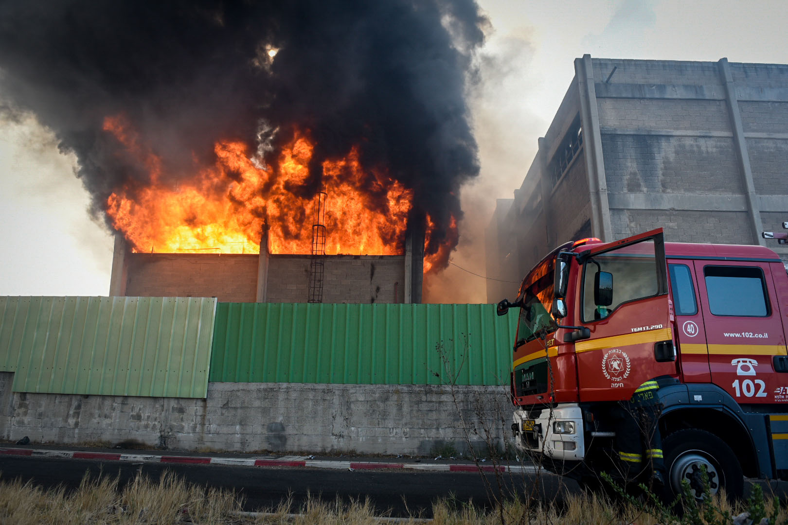שריפה במפעל שמן בחיפה 2019 (צילום: מאיר וקנין/פךאש 90)​