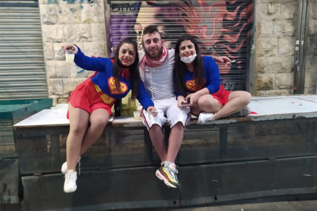 חוגגים את פורים בשוק מחנה יהודה בירושלים (צילום: יהל פרג')