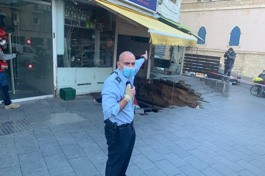 קריסת רצפת חנות ברחוב הלל בירושלים (צילום: דוברות המשטרה)
