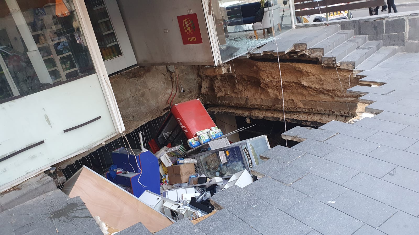 קריסת רצפת חנות ומדרכה ברחוב הילל בירושלים, 1 בפברואר 2021 (צילום: דוברות כבאות והצלה)