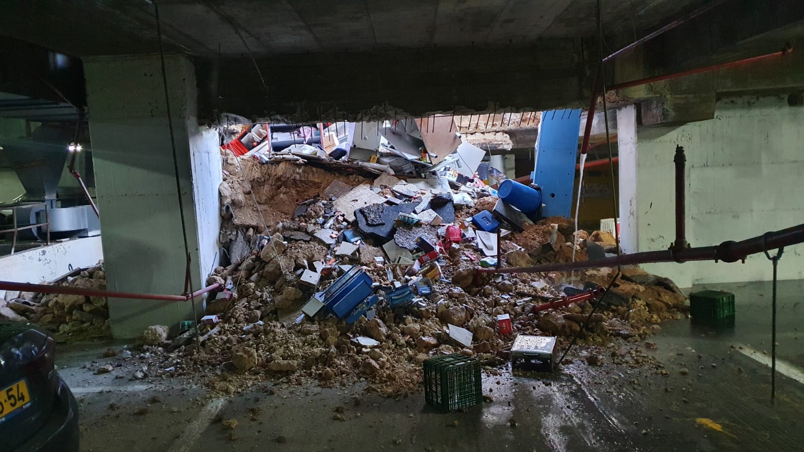 קריסת רצפת חנות ומדרכה ברחוב הילל בירושלים, 1 בפברואר 2021 (צילום: דוברות כבאות והצלה)