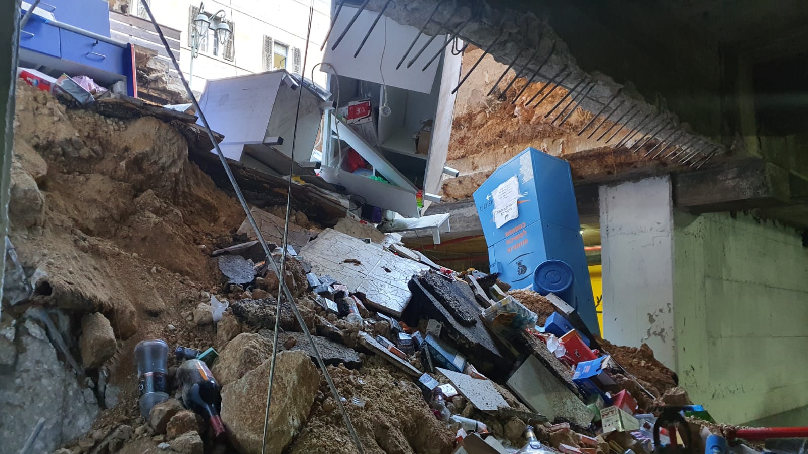 קריסת רצפת חנות ומדרכה ברחוב הילל בירושלים, 1 בפברואר 2021 (צילום: דוברות כבאות והצלה)