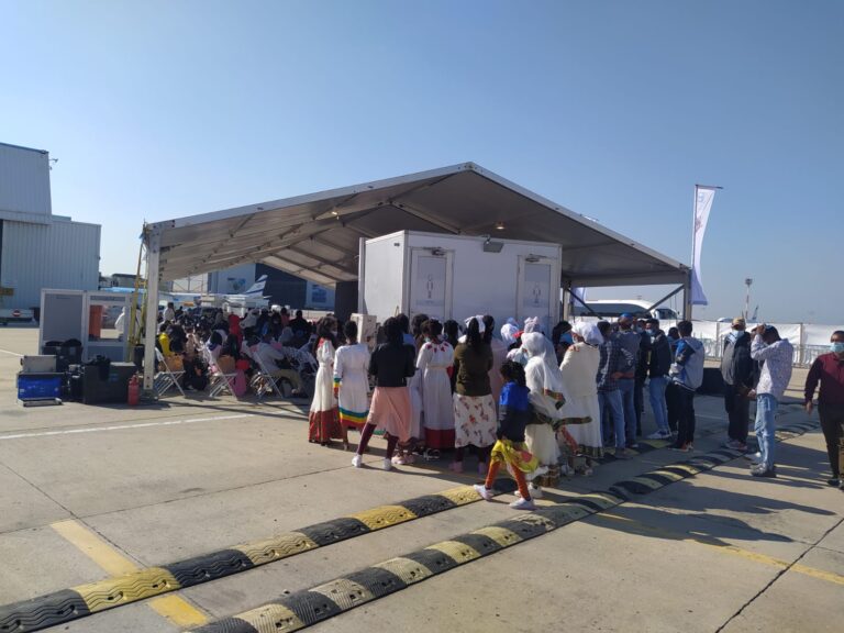 עולים מאתיופיה מגיעים לנמל התעופה בן גוריון במטוס הראשון של מבצע צור ישראל, דצמבר 2020 (צילום: יהל פרג')