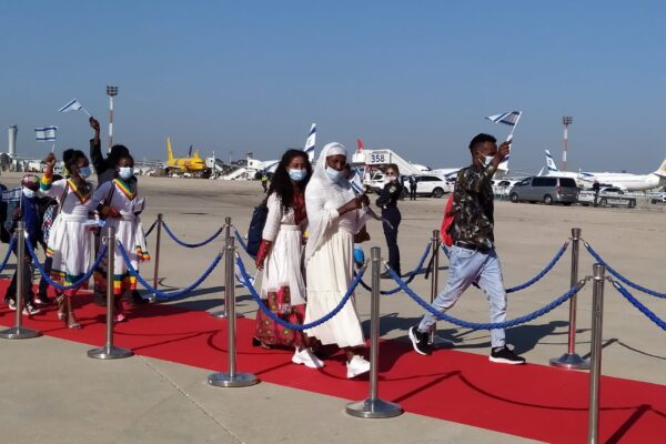 עולים מאתיופיה מגיעים לנמל התעופה בן גוריון במטוס הראשון של מבצע צור ישראל, דצמבר 2020 (צילום: יהל פרג')