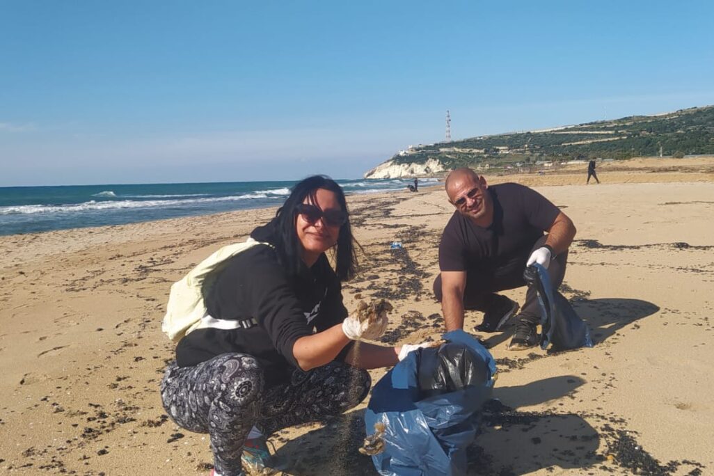 חוף בצת. ישראלים יצאו לסייע בניקיון החופים. רשות הטבע והגנים קוראת לציבור לא לנקות באופן עצמאי (צילום: שלום דנוף)