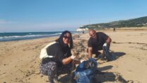 חוף בצת. ישראלים יצאו לסייע בניקיון החופים. רשות הטבע והגנים קוראת לציבור לא לנקות באופן עצמאי (צילום: שלום דנוף)