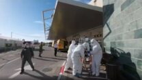 העברת חולה קורונה המחובר למכשיר אקמו לבית החולים סורוקה בבאר שבע (צילום: דוברות סורוקה)