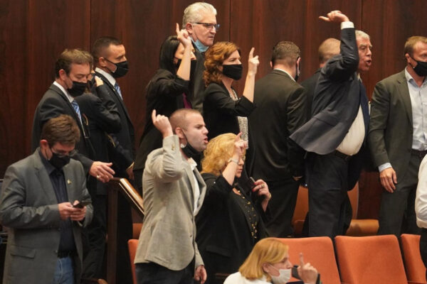 חברי האופוזיציה מוחים במהלך ההצבעה על הקמת ועדת חקירה פרלמנטרית לבחינת פרשת הצוללות (צילום: אתר הכנסת).