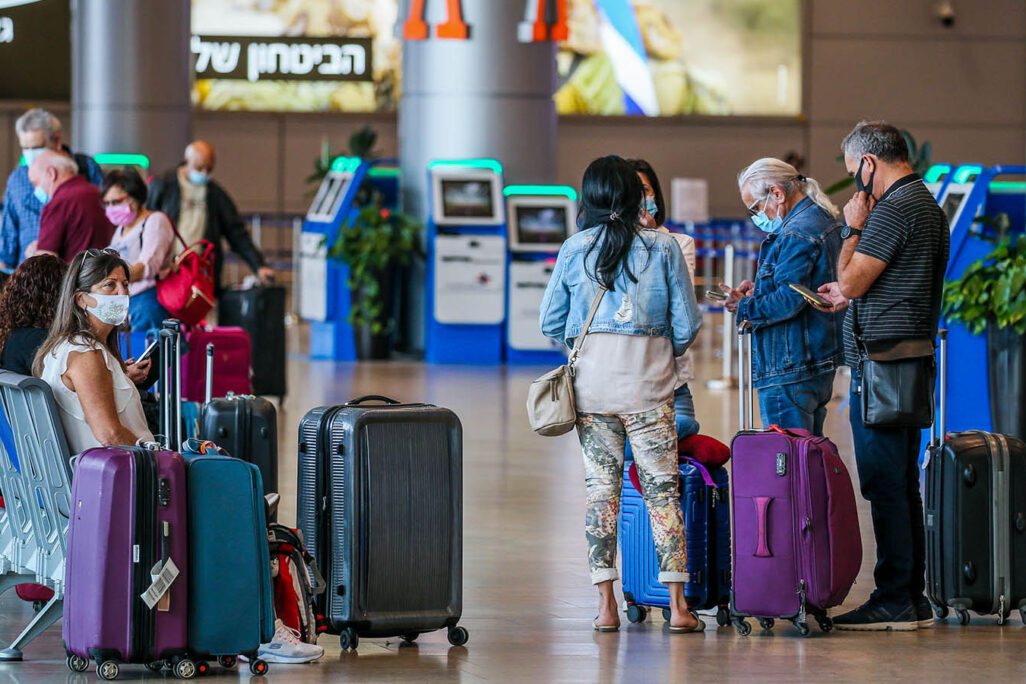 Passengers in Beg Gurion Airport (Photo: Yosi Aloni/Flash90)