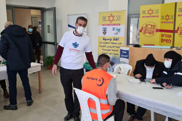 ההסתדרות במבצע חיסון לעובדי בניין פלסטינים שעובדים כחוק בישראל (צילום: אגף הדוברות בהסתדרות)