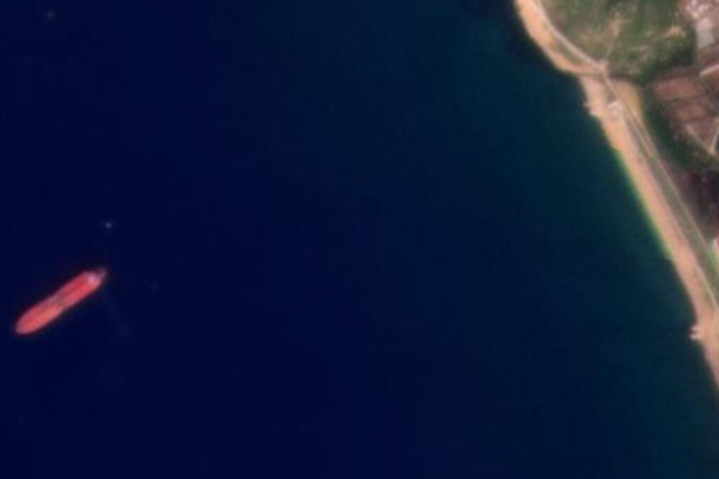 תמונת לווין של המיכלית ליד החוף בסוריה. תצלומים מתוך דוח TANKER TRACKERS בנוגע לאניה אמרלד שחשודה בפריקת הזפת שגרמה לזיהום בחופי ישראל