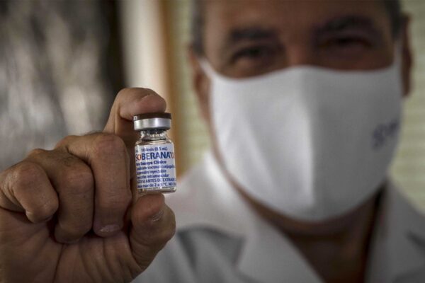רופא מחזיק בקבוקון ריק של החיסון הניסיוני נגד קורונה
 'סוברנה 2'  שפותח בקובה. (צילום: AP Photo/Ramon Espinosa)