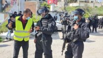 قوات شرطة في مظاهرة في أم الفحم. (تصوير: القائمة المشتركة)