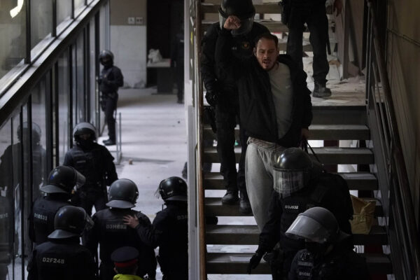 הראפר פאבלו האסל נעצר על ידי המשטרה במעונות אוניברסיטת ליידה בהם התבצר. לוחם למען חופש הביטוי או בריון אויב המדינה? תלוי את מי שואלים (צילום: AP Photo/Joan Mateu)