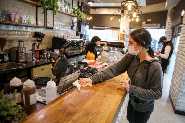 עובדת בבית קפה (צילום אילוסטרציה: דוד כהן/פלאש90)