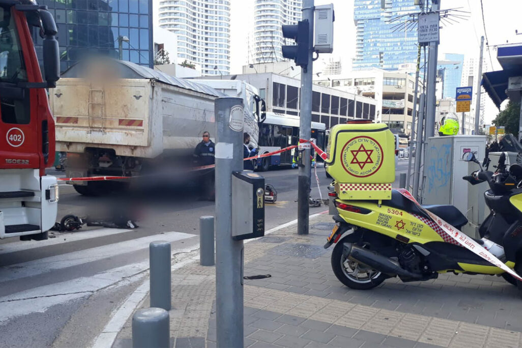 רוכבת קורקינט חשמלי נהרגה בתאונה עם משאית ברחוב המסגר בתל אביב (צילום: יעקב רפאלי, תיעוד מבצעי מד"א)