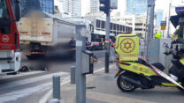 רוכבת קורקינט חשמלי נהרגה בתאונה עם משאית ברחוב המסגר בתל אביב (צילום: יעקב רפאלי, תיעוד מבצעי מד"א)