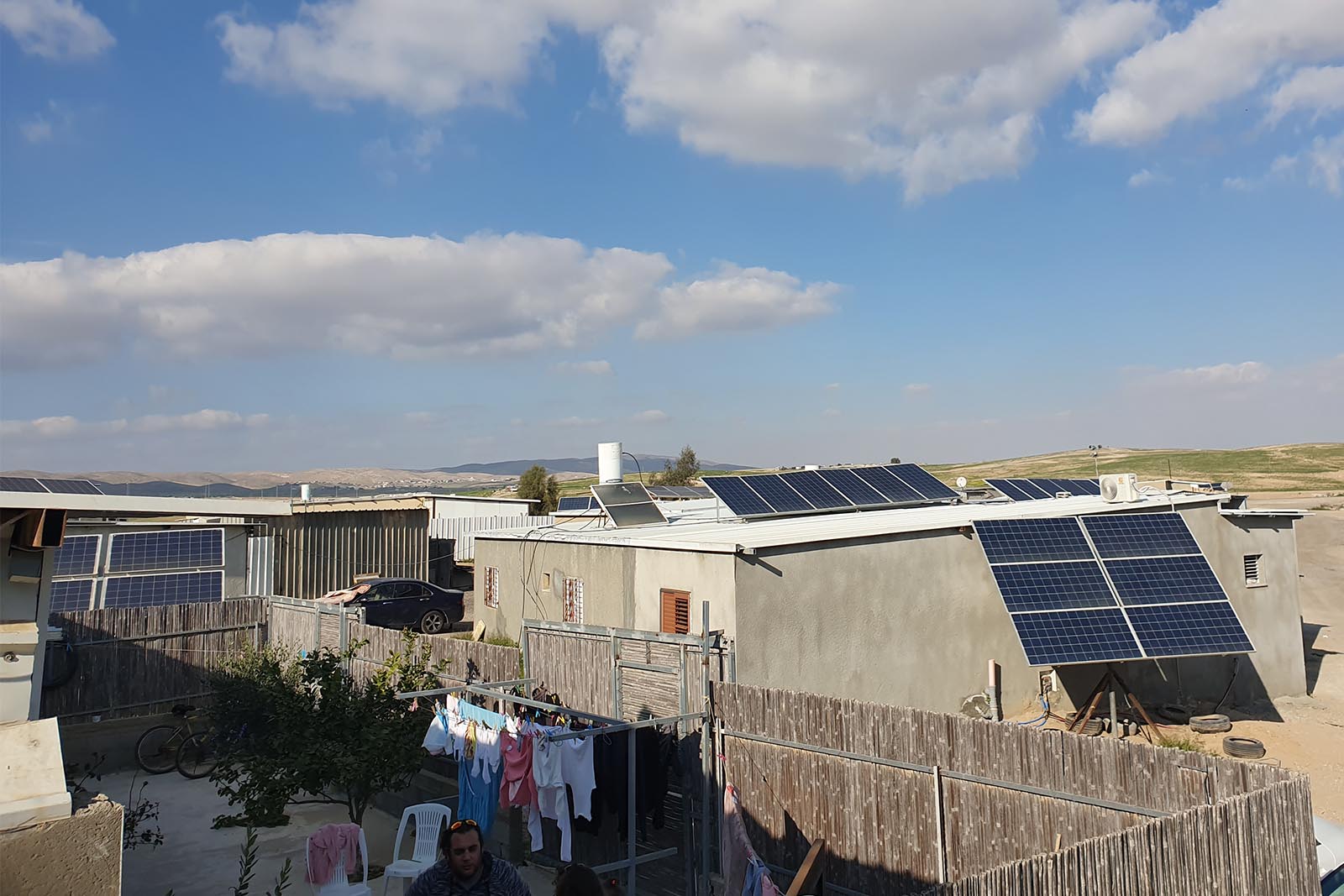 פאנלים סולריים בכפר אל סרה (צילום: ארז רביב)