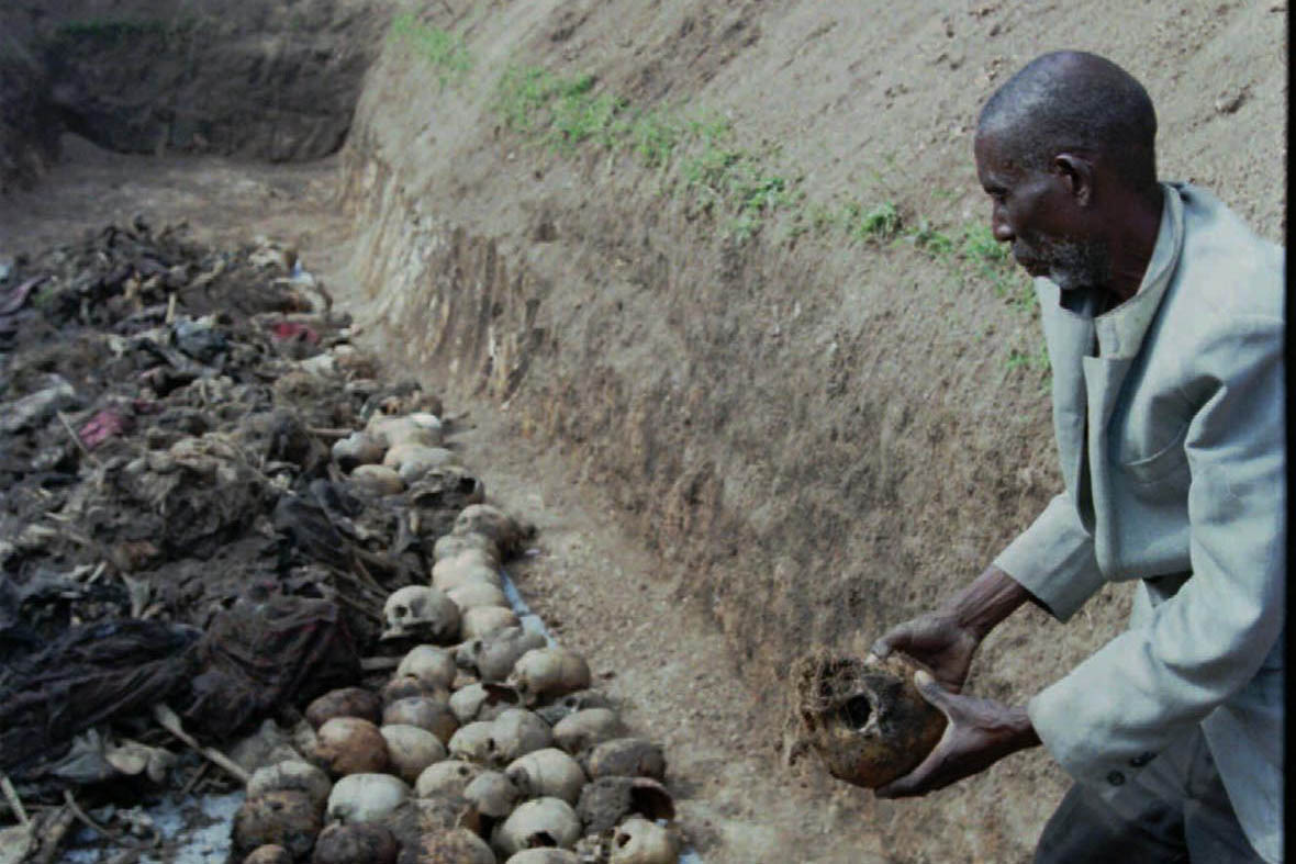 مقبرة جماعية التي تم فيها دفن رفات ضحايا الإبادة الجماعية في رواندا. &quot;قررت أن أصل إلى هناك وأن أقدم المساعدة لهم&quot; (AP Photo / Greg Marinovich)