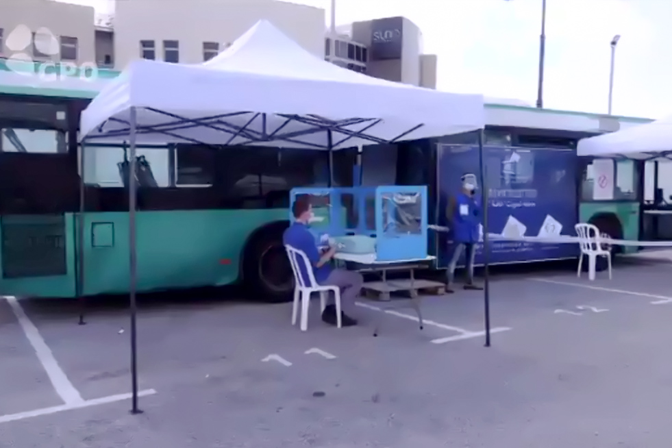 50 حافلة سيتم استخدامها كصناديق اقتراع للمرضى. (تصوير شاشة من خلال زوم إرشادي لرئيسة لجنة الانتخابات)