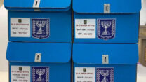 קלפיות שנשלחו למרוקו, דובאי, אבו דאבי ובחריין. (צילום: ועדת הבחירות המרכזית)