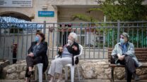 בית אבות בזמן הקורונה. למצולמים אין קשר לכתבה. (צילום: יונתן זינדל/פלאש 90)