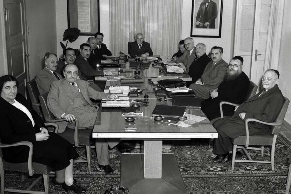 ישיבת ממשלת ישראל הראשונה (צילום: ויקימדיה)