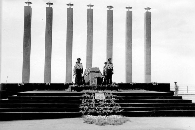 ארונו של הרצל מוצב בכיכר הכנסת, 16 באוגוסט 1949. (קרדיט:VTLV Pikiwiki Israel, Location)