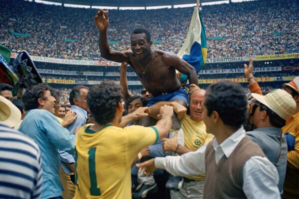 מרכז פלה מונף על כתפי חבריו לנבחרת ברזיל לאחר שברזיל זכתה בגמר גביע העולם בכדורגל 1970 (צילום: AP Photo/File)