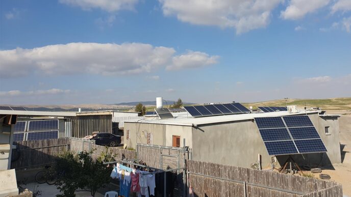 ألواح طاقة شمسية في قرية السرة (تصوير: ايرز رفيف)