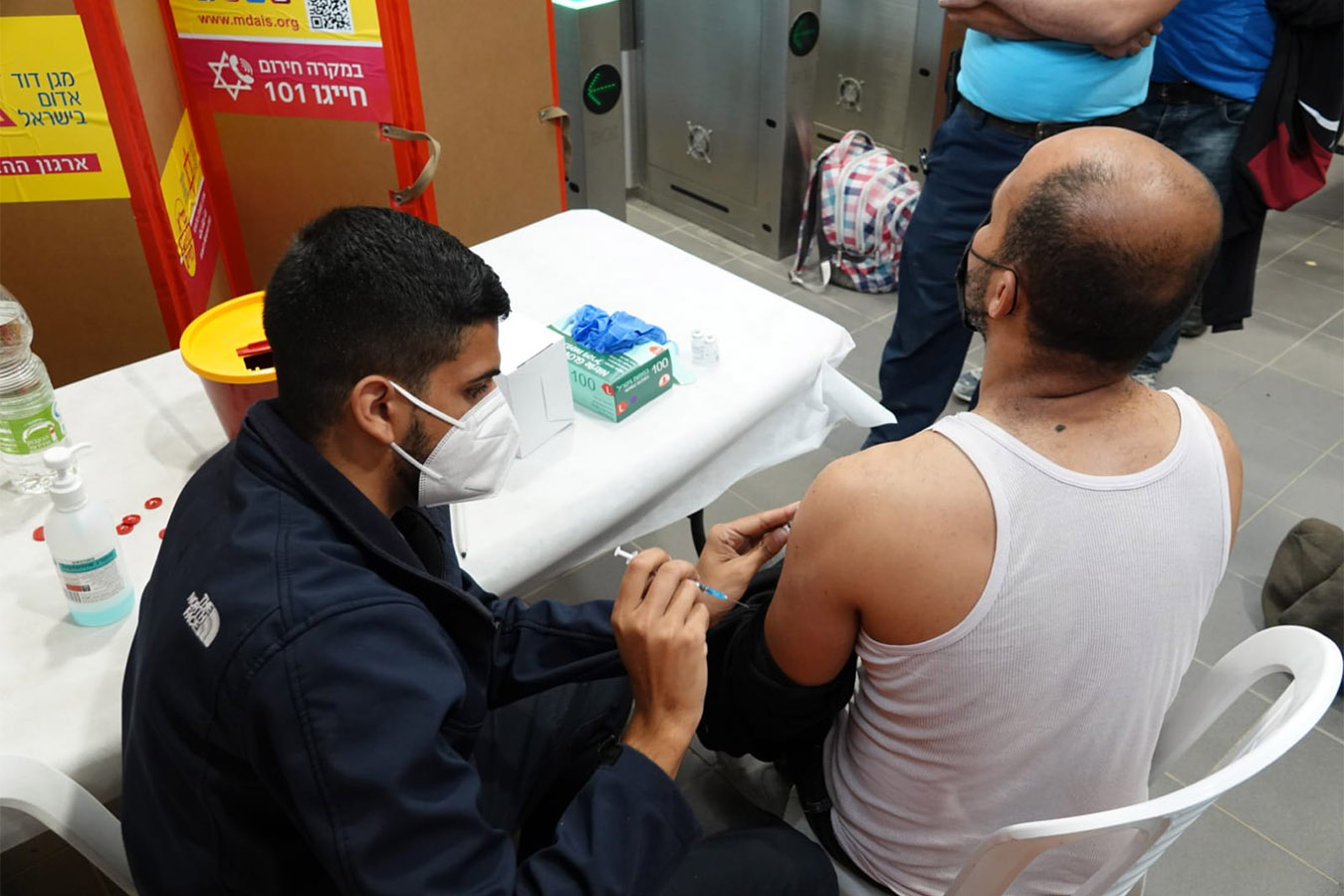 חיסון קורונה לעובדים בחקלאות מהרשות הפלסטינית. (צילום: אדוה זגורי/לע"מ)