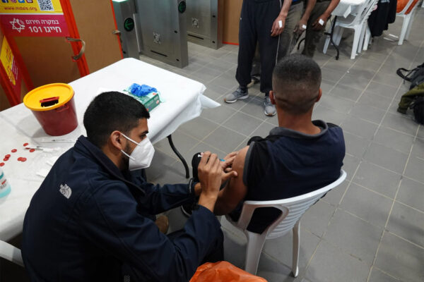 חיסון קורונה לעובדים בחקלאות מהרשות הפלסטינית. (צילום: אדוה זגורי/לע"מ)