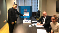 השגריר רן יעקובי, שגריר ישראל בניו זילנד, מצביע בקלפי שבוולינגטון. (צילום: ועדת הבחירות המרכזית)
