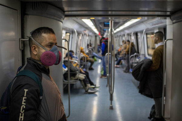 אדם חובש מסיכת פנים בברצלונה, ספרד. (צילום ארכיון: AP/Emilio Morenatti)