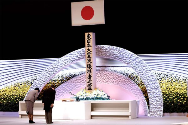 קיסר יפן נרוחיטו (מימין) והקיסרית מסאקו משתחווים מול המזבח לקורבנות רעידת האדמה והצונאמי בטקס האזכרה הלאומי בטוקיו, יפן, מרץ 11, 2021. (צילום: Behrouz Mehri/Pool Photo via AP)