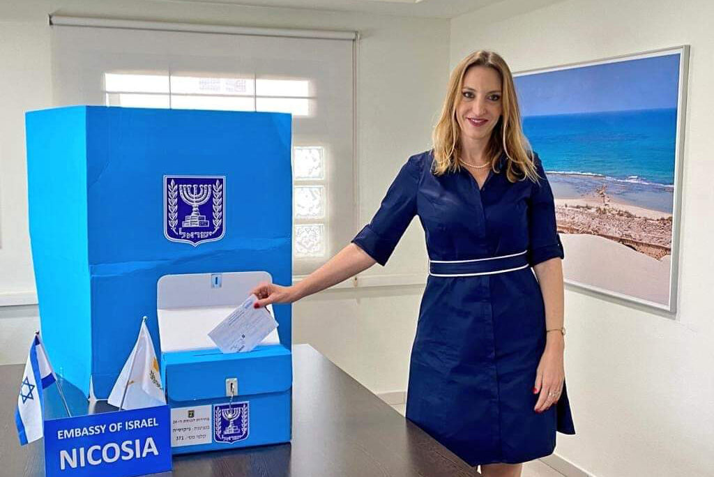 בוחרת בנציגות הישראלית בניקוסיה, קפריסין (צילום ארכיון: ועדת הבחירות המרכזית)