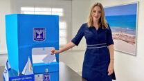 בוחרת בנציגות הישראלית בניקוסיה, קפריסין (צילום ארכיון: ועדת הבחירות המרכזית)