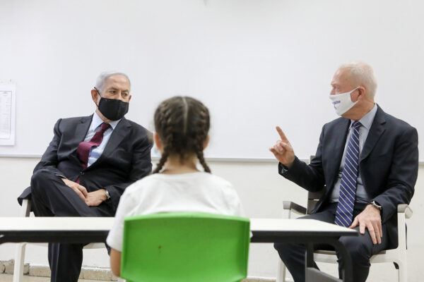 רה"מ בנימין נתניהו ושר החינוך יואב גלנט (צילום: מארק ישראל סלם/POOL)