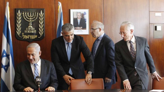 Politics and Economy. From left: Stanley Fischer, Jacob A. Frenkel, Yair Lapid (Yesh Atid) and Benjamin Netanyahu (Likud). (Photo: Miriam Elster/Flash90)