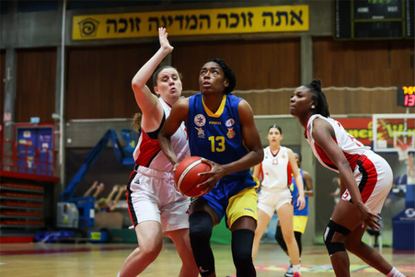 הפועל ראשל"צ מול מכבי בנות אשדוד (צילום: מנהלת ליגת העל לנשים בכדורגל)