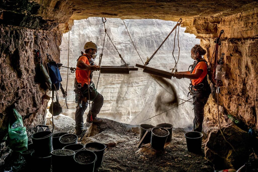 הארכיאולוגים חגי המר ואוריה עמיחי מסננים ממצאים בכניסה למערת האימה (צילום: איתן קליין, רשות העתיקות)