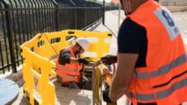 עובדי בזק פורסים סיבים אופטיים (צילום: דוברות בזק)
