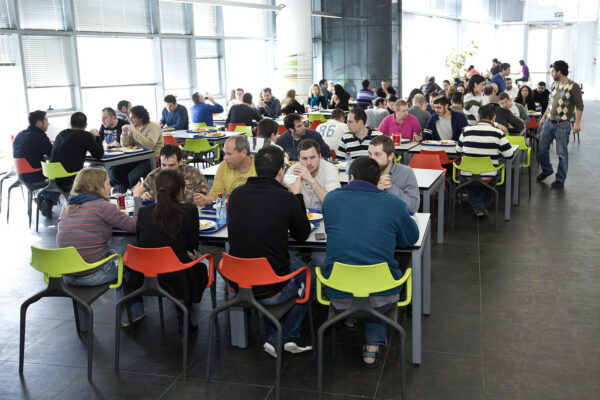 חדר אוכל בחברת מלאנוקס טכנולוגיות ביקנעם (צילום: משה שי/פלאש 90)
