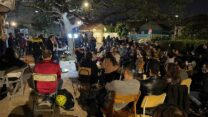 יו"ר הרשימה המשותפת איימן עודה במפגש עם פעילים בדרום תל אביב. (צילום: דוברות)